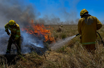 La lucha contra el fuego continúa